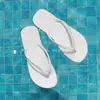 Chanclas Populares Nuevas 2026, Antideslizantes, Sin Olor, Súper Suaves, Pantuflas de Suela Gruesa para Mujer, Sandalias de Playa de Moda Versátiles Simples de Verano