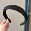 2026 Nuevo Estilo Diadema de Mujer Plisada de Ala Ancha Sensación de Alta Gama Cubre la Parte Superior del Cráneo Hace que la Cara se Vea Más Pequeña Cubre la Raya del Cabello Pinza para el Cabello Accesorio para el Cabello