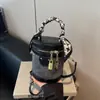 Bolsa Cilíndrica de Mão Genuína Atacado com Toque de Luxo, Bolsa Feminina Estilosa de Nicho, Novo Modelo 2024 Bolsa Transversal