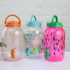 Suministro Directo de Fábrica de Botella de Agua Fría de Plástico Tipo Exportación Cubo para Jugos de Venta Caliente en Verano con Logo Botella de Jugo