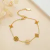 Pulseira em Forma de V de Trevo de Quatro Folhas para Mulheres, Aço Titânio da Moda, Joia Elegante de Luxo Leve, Pulseira Versátil Simples de Luxo Leve com Toque de Alto Padrão