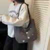 La nueva y exquisita y elegante bolsa de axila de gran capacidad para el día a día de Henggeng es un bolso de hombro casual y lindo, bolso de mano simple y versátil
