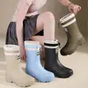 Botas de chuva da moda para mulheres, de cano médio, impermeáveis, antiderrapantes, sapatos de borracha com sola grossa, botas de chuva versáteis para adultos