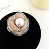Broche de Camélia Pequena Fragrante de Temperamento Suave Estilo Francês Moda Design Exquisito Broche de Alfinete Acessório de Broche Estilo Nobre