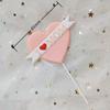 Decoraciones para tartas del Día de la Madre de la Reina Roja de Internet Delantal de pegamento suave Sombrero de cumpleaños Vestido con borde de pastel de flores Plug-in