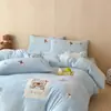 Fofo estilo infantil outono e inverno espessado estilo creme leite velo quatro peças conjunto quente pequeno urso bordado desenho animado dupla face velo roupa de cama