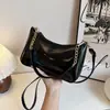Bolso tipo baguette de charol brillante para mujer, colgante vintage de cereza, bolso de hombro con decoración de cadena, bolso cruzado pequeño versátil, bolso casual