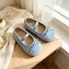Sapatos Pequenos de Couro para Meninas 2026 Primavera e Outono Novo Estilo Laço Sapatos de Princesa para Meninas Sola Macia Mocassins Sapatos de Tecido Sapatos Individuais para Bebês