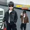 Chaqueta de Cuero con Cuello Solapa Estilo Coreano Fresca para Bebés Niños Otoño 2026 Nuevo Abrigo Casual de Otoño para Niños Pequeños