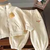 Roupa de Primavera e Outono para Meninos e Meninas Fofa Tridimensional Desenho Animado Pato Pato Gola Alta Zíper Jaqueta Calça de Moletom Conjunto Esportivo Fashionável e Tendência