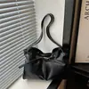 Bolso de hombro cruzado europeo y americano de gran capacidad para el día a día, con hebilla de cinturón texturizada, nuevo popular casual 2026