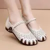 Sapatos Femininos Moda Retrô para Meia-Idade e Idosos 2026 Estilo Novo Primavera e Verão Couro Macio Solado Macio Vazado Respirável Sapatos Pequenos de Couro