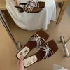 Primeiro Encontro com as Sandálias Femininas Slip-On de Tira Fina e Salto Anabela Estilo Francês, Novo Modelo Verão 2026, Sensação de Luxo, Sandálias de Salto Alto para Férias