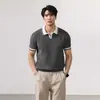 Ropa de Hombre Xintang Primavera/Verano Estilo Americano Camisa Polo de Cuello V Camisa de Punto Estilo Old Money con Cuello Campana Manga Corta Venta al por Mayor