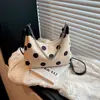 Bolso de lunares para mujer 2026 nuevo verano popular casual moda bandolera única para debajo del brazo gran capacidad para ir al trabajo bolso cruzado