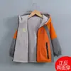 Jaqueta impermeável 3 em 1 destacável com forro de fleece para meninos, para outono e inverno 2026, nova roupa exterior infantil para primavera e outono