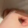 Anillo Popular Pequeño de Diamantes Brillantes de Xiaohongshu, Estilo de Viaje de Nicho y Exquisito, Versátil y Delicado Estilo de Comercio Exterior, Envío Directo de Una Pieza