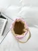 Bolso de Mano Tejido de Paja Estilo Suave con Diseño de Lunares Rosas, Versátil para Vacaciones y Viajes, Bolso Portátil para Niñas, Bolso Tejido para Mujeres