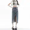Saia Jeans Feminina de Cintura Alta Emagrecedora com Fenda Lateral Irregular, Borda de Pelo Retro de Primavera, Saia em Linha A de Comprimento Médio