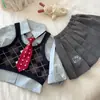 Conjunto de Estilo Universitario para Niñas Otoño 2026 Chaleco de Punto para Niños Camisa Top Falda Plisada Conjunto de Tres Piezas Moderno