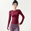 Top de Treino Fitness Feminino Manga Longa Texturizado para Yoga, Gola Redonda, Estampa de Letras Pequenas, Elástico, Ajuste Slim, Respirável, com Furo para o Polegar