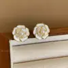 Brincos de Pérola Retrô Franceses para Mulheres, Brincos de Gota de Óleo Esmaltado de Alta Qualidade, Presilhas de Flor Branca, Discos de Espiral Anti-Mosquito Sem Furos
