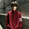 Suéter de tricô cinza claro com zíper parcial e três listras para homens, apresentando um design relaxado e casual com gola alta, perfeito para o outono.