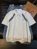 Camisa Polo de Manga Corta Patchwork a Rayas Blancas y Grises de Verano para Hombres y Mujeres Estilo Americano Hombro Normal Manga Media Corte Limpio Camiseta con Cuello