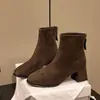 Botines de gamuza para mujer 2026 otoño e invierno nuevos vintage Maillard tacón grueso Botas Martin con forro de felpa, botas altas de tacón alto ajustadas marrones