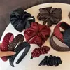 Elástico para el pelo elegante de satén texturizado con lunares color vino, para moños, coletas, versátil, accesorio para el cabello