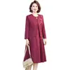 Nuevo vestido bordado estilo chino para madres, colección otoño 2026, elegante conjunto de dos piezas para mujeres de mediana edad y mayores, con una estética tradicional china
