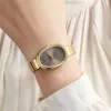 O Novo Relógio Oval de Nicho Feminino da Moda com Pulseira Minimalista de Bambu Cria uma Sensação de Sofisticação ao Redor do Pulso