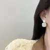 Brincos de Pérola Estilo Vintage de Hong Kong para Mulheres, Brincos Modernos de Alta Qualidade, Acessórios de Orelha Versáteis Dourados, Pingentes de Orelha da Moda para Atacado