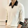 Top casual de otoño e invierno de alta gama con bloques de color y cuello camisa de punto ajustado a la moda camisa polo blanca de manga larga para hombre de negocios