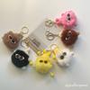 En stock al por mayor gafas de color lindo colgante de bolsa de bola de pelo muñeca pequeña llavero de felpa colgante de bola de pelo