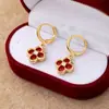 Pendientes de Trébol de Cuatro Hojas Modelo Nuevo 2026 Pendientes Populares Accesorios para Orejas Diseño de Nicho Pendientes de Alta Gama Elegantes Pinzas para Orejas de Celebridad de Internet Personalidad