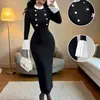 Saia Longa de Tricô Slim Elegante Feminina para Outono e Inverno, com Babados, Cor Contrastante e Botões Dourados, Adequada para Namoro