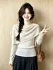 Suéter sexy y seductor de un solo hombro y manga larga, una elegante capa base para mujer, con un diseño que ciñe la cintura para crear un look juvenil.. A14404