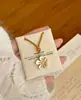 Flor de Pessegueiro Flor de Ameixa Pintada a Ouro Suéter de Novo Estilo Chinês Corrente Longa para Mulheres com Pingente de Design de Alto Padrão Acessórios Joias Femininas
