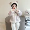 Ropa Exterior de Una Pieza de Piel para Niñas Otoño e Invierno 2025 Nuevo Suéter de Piel con Capucha para Niña Pequeña Grueso Moda Top