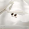 Exquisitos pendientes pequeños de acero de titanio con temperamento femenino, personalidad coreana sencilla, pendientes cuadrados versátiles de oro rosa, joyería para las orejas