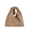 Tendencia de moda transfronteriza, estilo retro, nueva colección 2026, bolso de mano minimalista y único con forma de nube, bolso tote de alta gama, bolso plisado para mujer