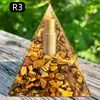 Pirâmide de bola de cristal natural de 8cm Ornamento de mesa de escritório europeu e americano Artesanato de pirâmide de resina para yoga e meditação