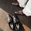 Mocassins de Couro com Fivela de Rebite Estilo Britânico 2026 Primavera Salto Baixo Bico Redondo Couro Genuíno Sapatos de Corte Profundo