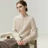 Elegante y minimalista, este cárdigan de cachemira para mujer presenta un dobladillo enrollado, un cuello semi-alto, un corte holgado y un efecto adelgazante.. Es un suéter de punto o una prenda exterior perfecta para otoño e invierno