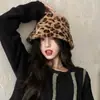 Sombrero de cubo de felpa con estampado de leopardo, superventas transfronterizo para invierno, favorecedor para el rostro, a prueba de viento, elegante y moderno, adecuado para deportes al aire libre, sombrero de pescador cálido