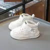 Tênis infantil de cano alto estilo coreano, novo estilo primavera 2026, sapatos esportivos casuais antiderrapantes para meninos e meninas.
