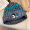 Gorro de Lana a Rayas Estilo Coreano para Mujer Otoño/Invierno Tejido Adelgazante para la Cara Circunferencia de Cabeza Grande Cálido y Versátil Bordado de Perro Pequeño