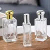 Botella de perfume cuadrada transparente de vidrio alto de 50 ml al por mayor, botella vacía rellenable de cosméticos con pulverizador de presión de alta gama