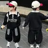 Conjunto Rayado de Primavera y Otoño para Niños, Conjunto Deportivo Elegante de Dos Piezas Estilo Coreano para Niños, Ropa para Bebés para Exportación